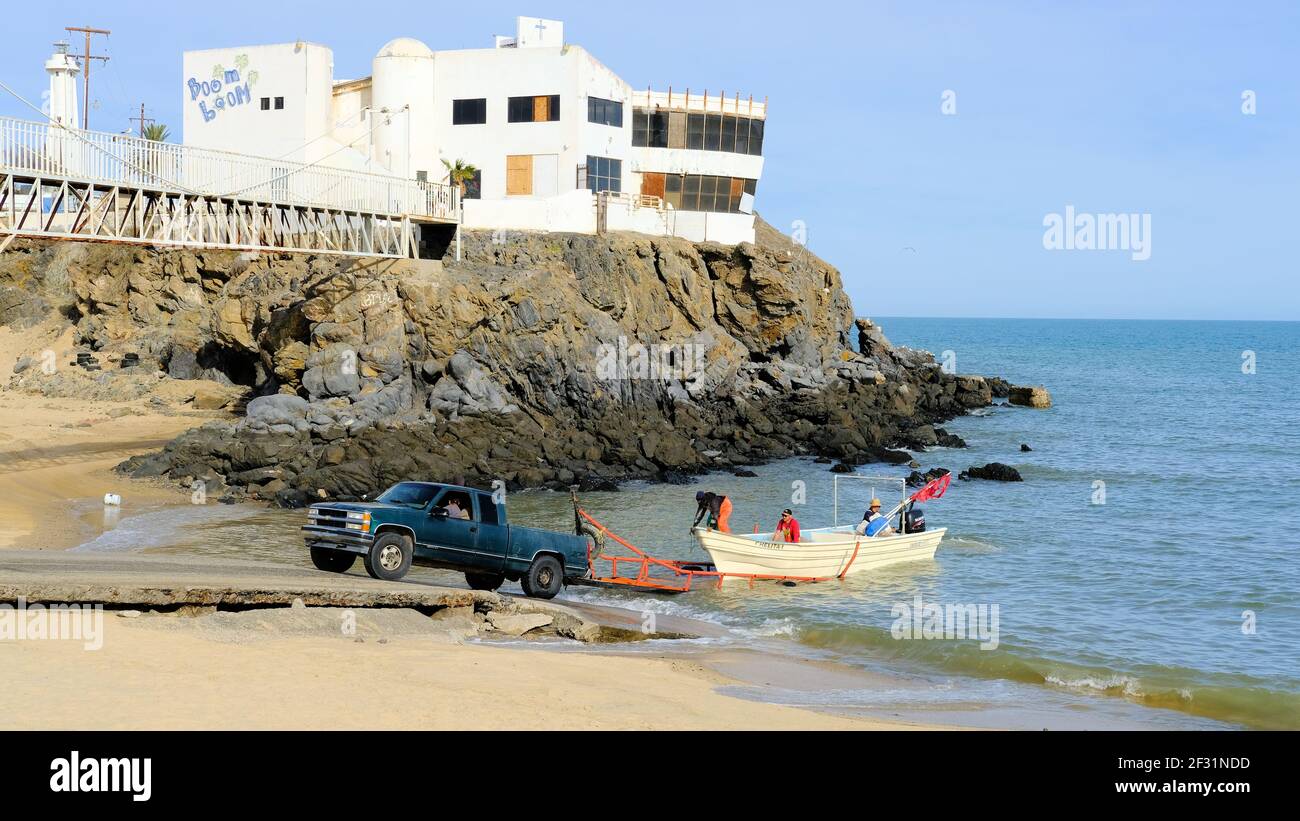 LKW zieht Fischerboot auf einer Rampe nach der Rückkehr von einem Angelausflug auf dem Meer von Cortez, San Felipe, Baja California; verlassene Boom Boom Disco. Stockfoto