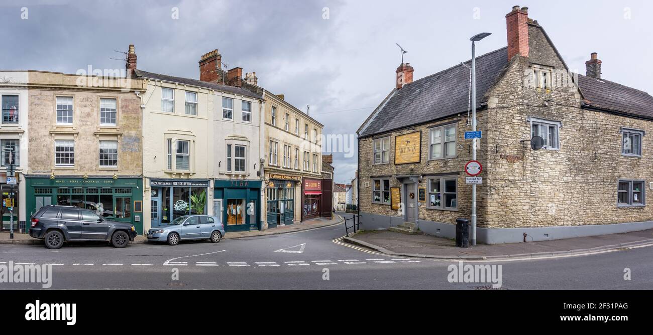 Panoramablick auf den Artisan Pub (ehemals The Ship) auf der Catherine Street im Badcox-Viertel von Frome, Somerset, Großbritannien am 14. März 2021 Stockfoto
