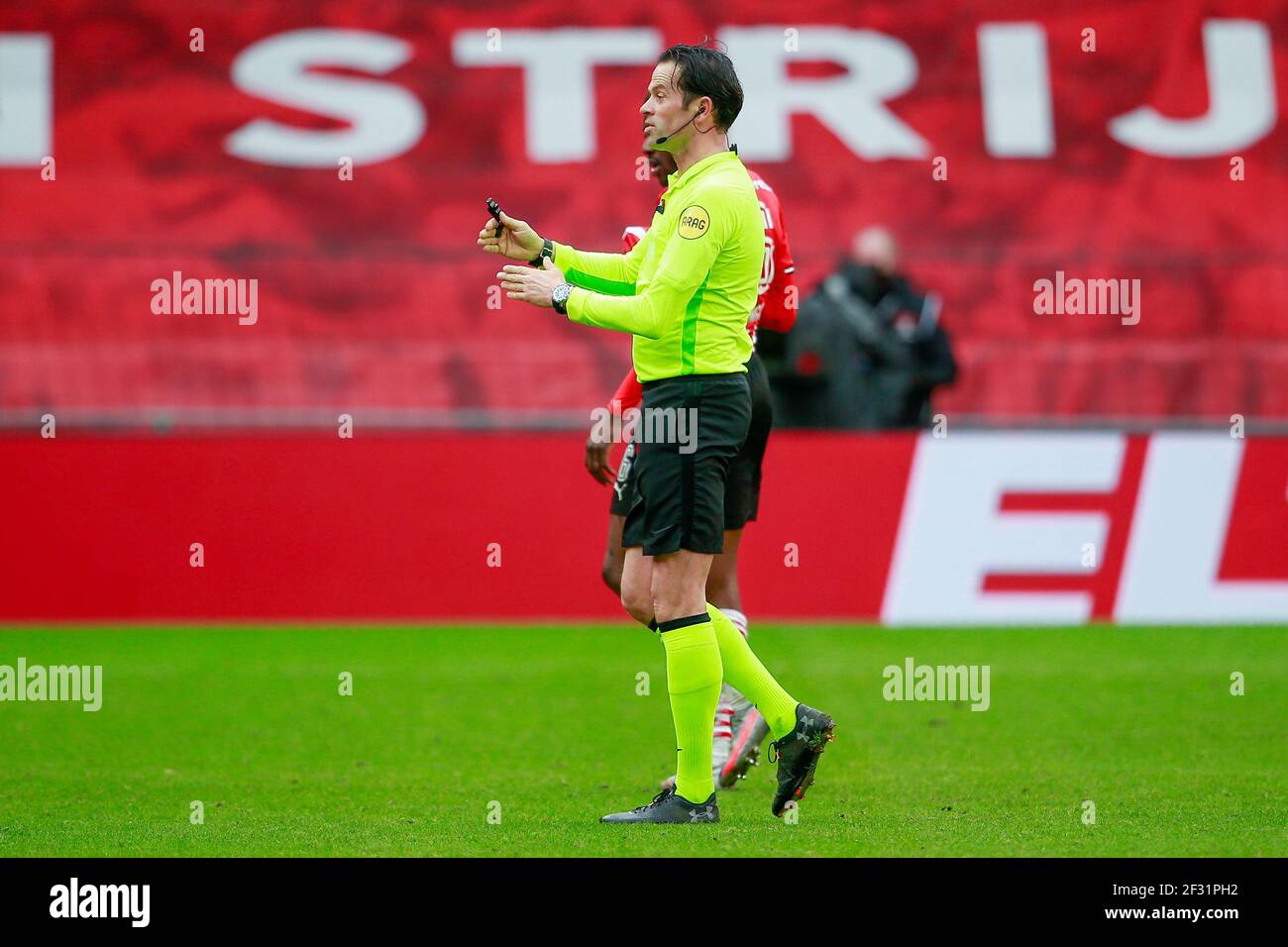 EINDHOVEN, NIEDERLANDE - MÄRZ 14: Schiedsrichter Bas Nijhuis während des niederländischen Eredivisie-Spiels zwischen PSV Eindhoven und Feyenoord im Philips Stadion am März Stockfoto