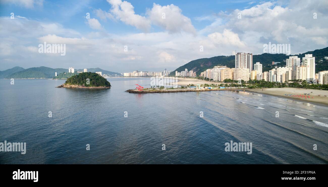 Luftaufnahme von Santos Stadt, Gebäude auf der Uferpromenade Avenue, Grafschaft Sitz von Baixada Santista, an der Küste von Sao Paulo Staat, Brasilien. Stockfoto