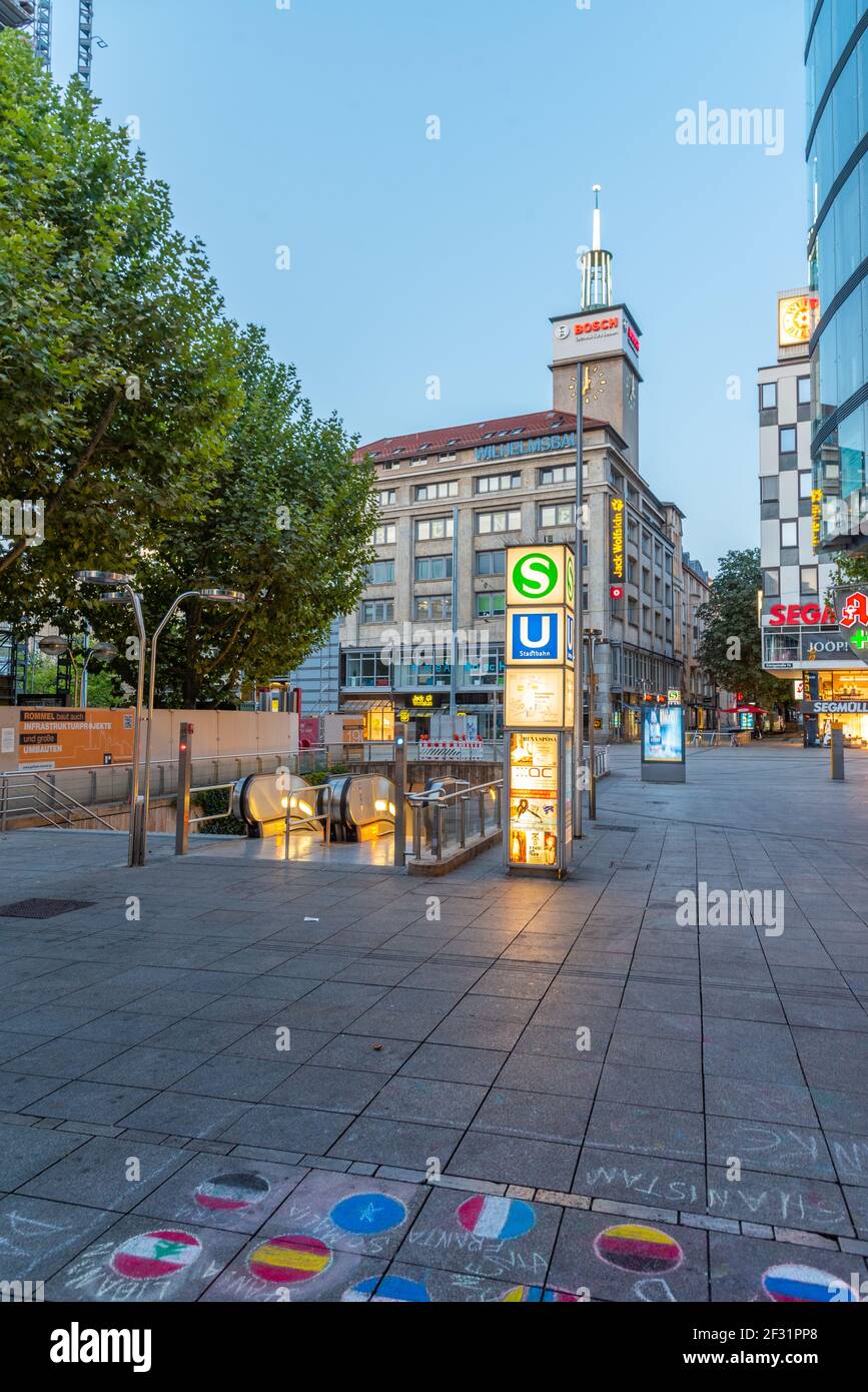 Stuttgart, 19. September 2020: Sonnenaufgang auf einer Straße im Zentrum von Stuttgart Stockfoto