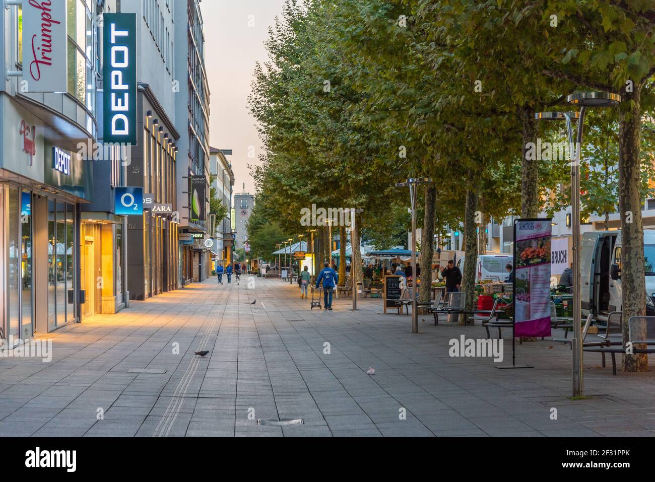 Stuttgart, 19. September 2020: Sonnenaufgang auf einer Straße im Zentrum von Stuttgart Stockfoto