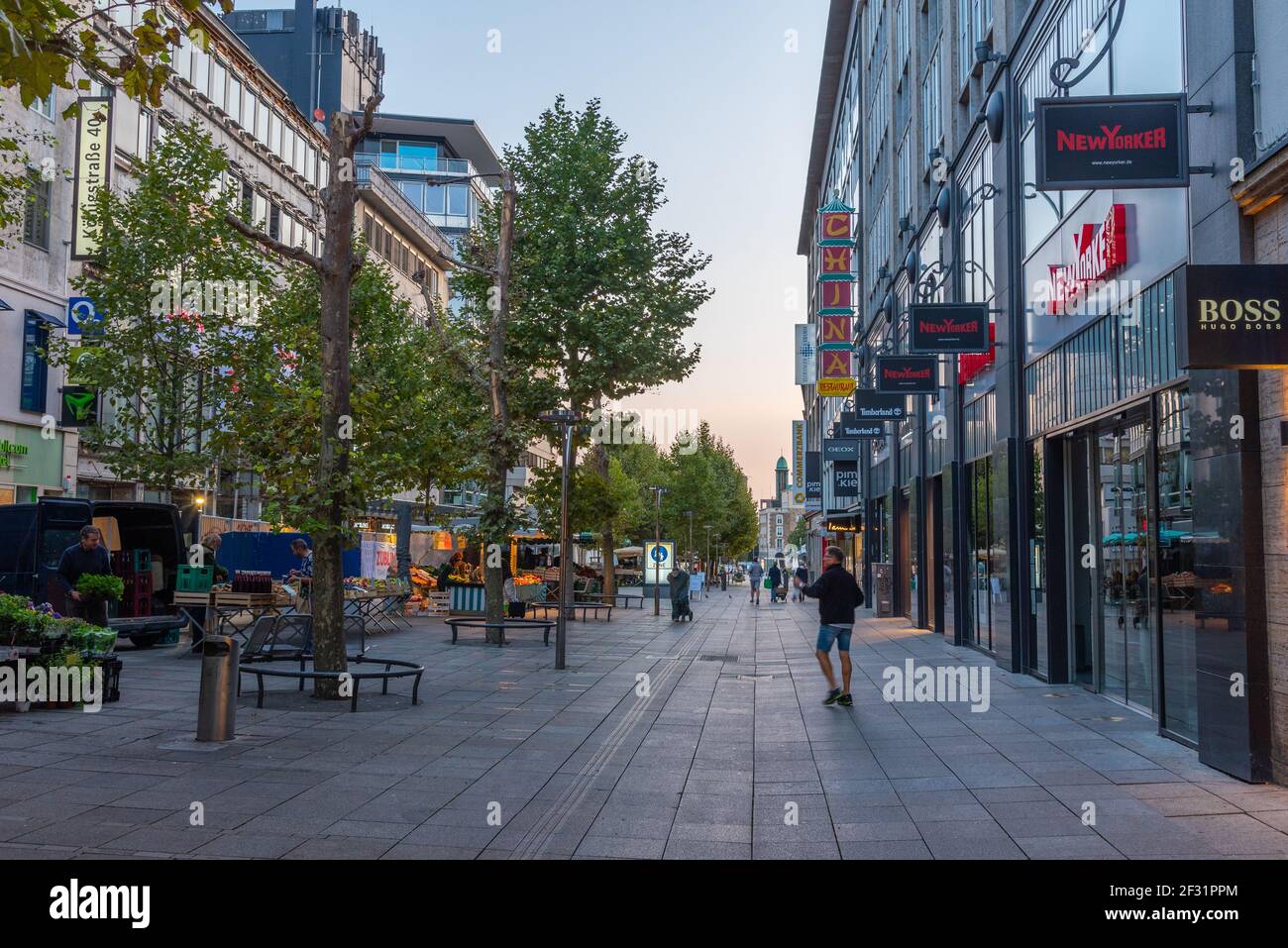 Stuttgart, 19. September 2020: Sonnenaufgang auf einer Straße im Zentrum von Stuttgart Stockfoto