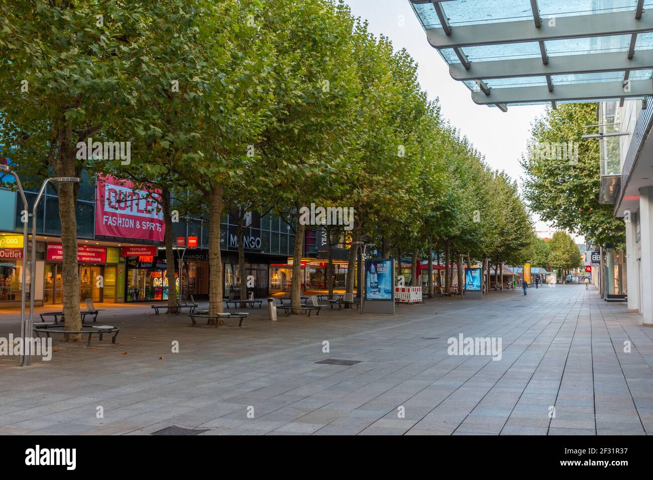 Stuttgart, 19. September 2020: Sonnenaufgang auf einer Straße im Zentrum von Stuttgart Stockfoto