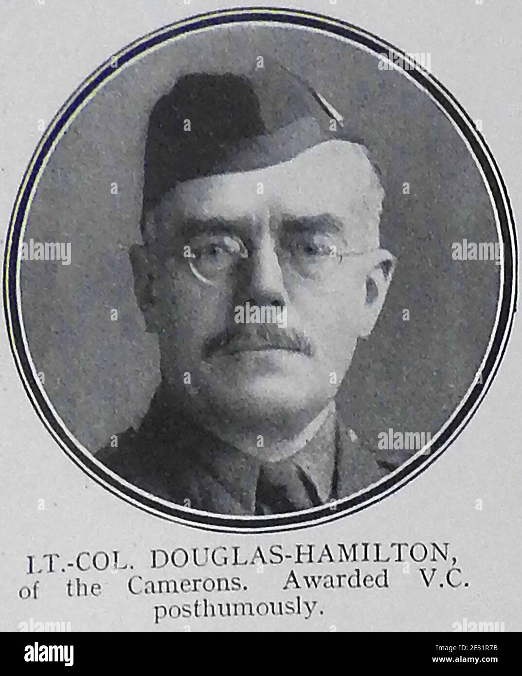 LIUETENANT COLONEL DOUGLAS-HAMILTON von den Cameron Highlanders, der posthum mit dem Victoria-Kreuz ausgezeichnet wurde - EIN gedrucktes Porträt einer Ehrenseite von 1914-1915 über die im Ersten Weltkrieg Getöteten. Stockfoto