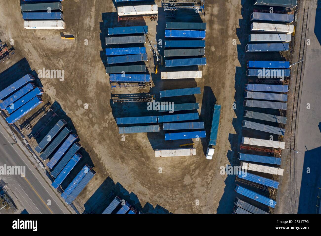 Detroit, Michigan - Container warten auf Transport zwischen Lkw und Zügen am CSX Intermodal Terminal. Stockfoto