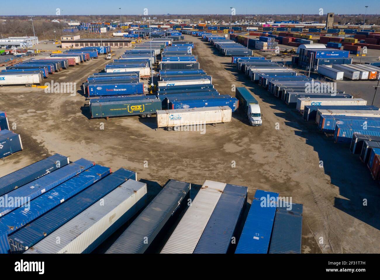 Detroit, Michigan - Container warten auf Transport zwischen Lkw und Zügen am CSX Intermodal Terminal. Stockfoto