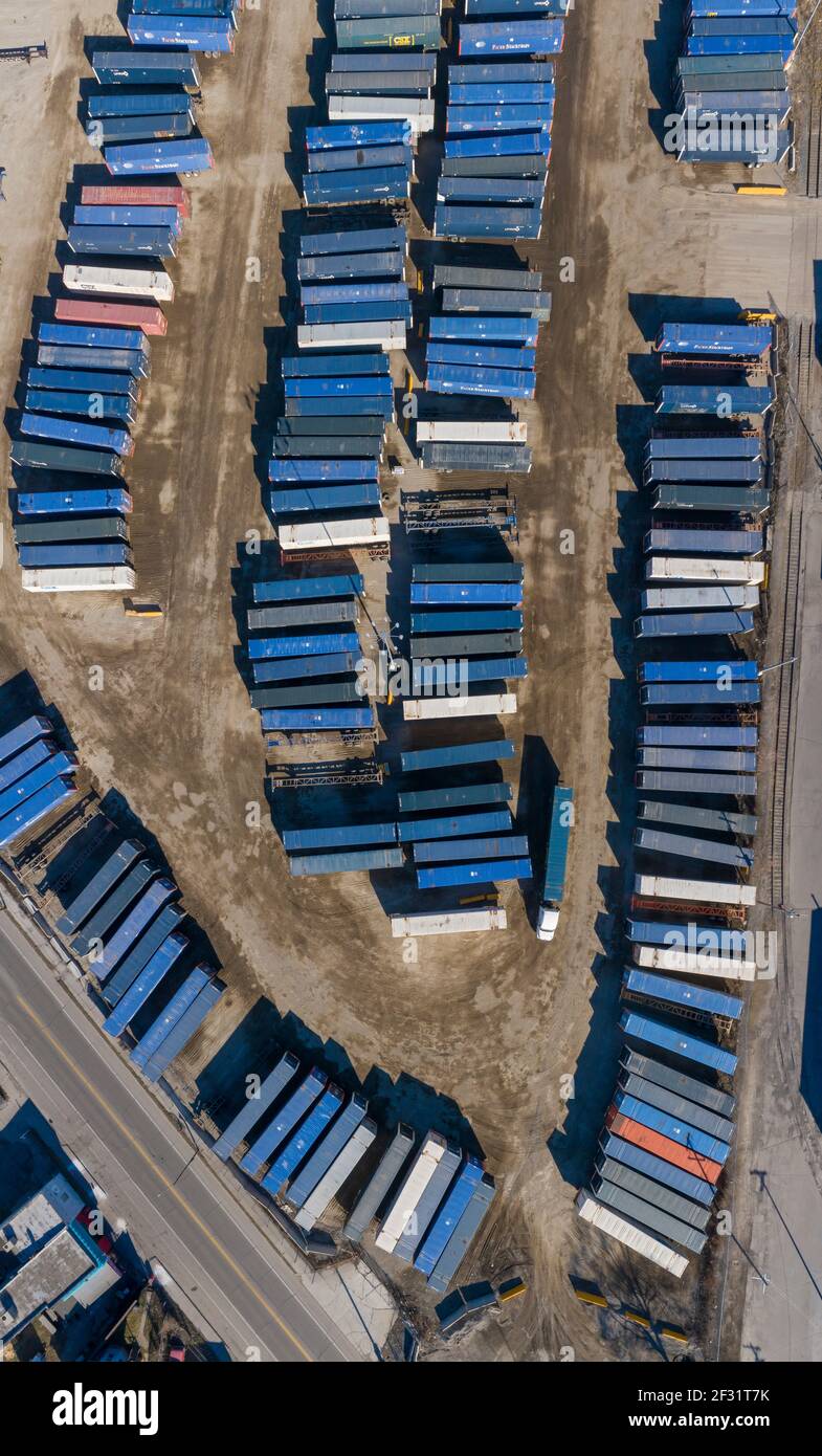 Detroit, Michigan - Container warten auf Transport zwischen Lkw und Zügen am CSX Intermodal Terminal. Stockfoto