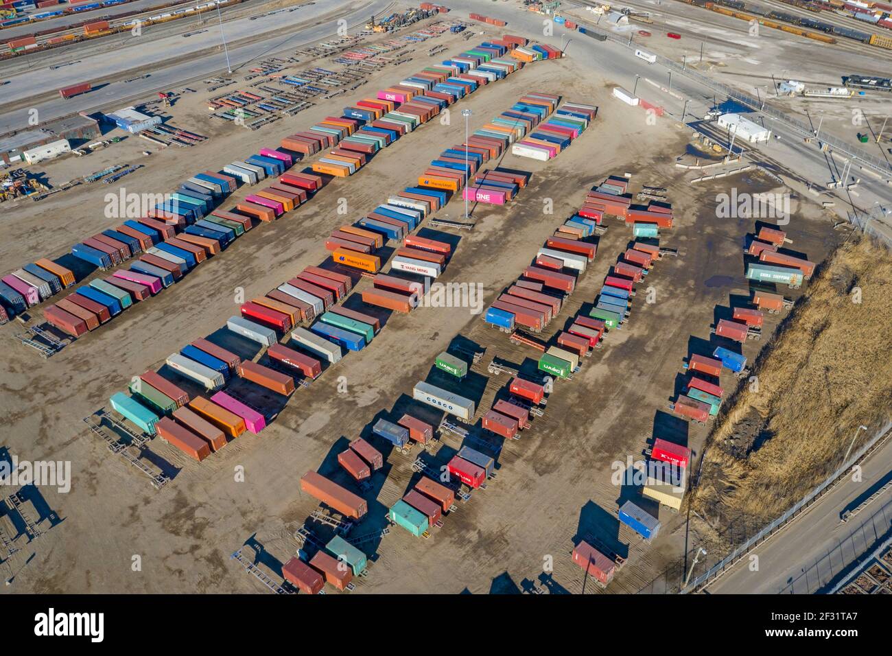 Detroit, Michigan - Container warten auf Transport zwischen LKW und Zügen in einem Norfolk Southern Intermodal Terminal. Stockfoto