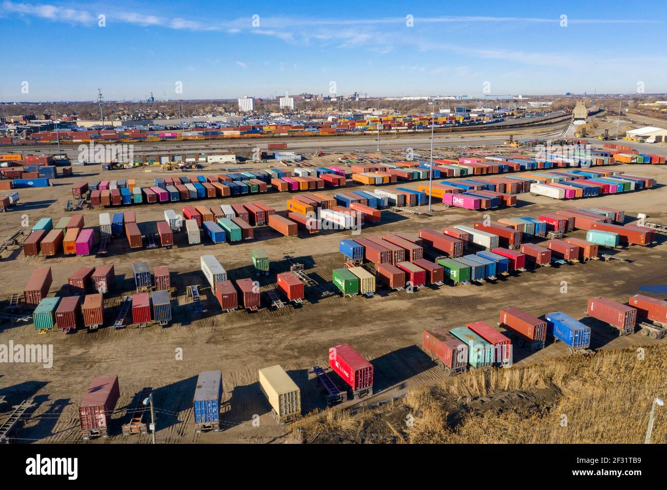 Detroit, Michigan - Container warten auf Transport zwischen LKW und Zügen in einem Norfolk Southern Intermodal Terminal. Stockfoto
