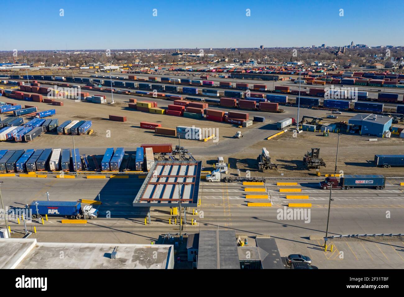 Detroit, Michigan - Container warten auf Transport zwischen Lkw und Zügen am CSX Intermodal Terminal. Stockfoto