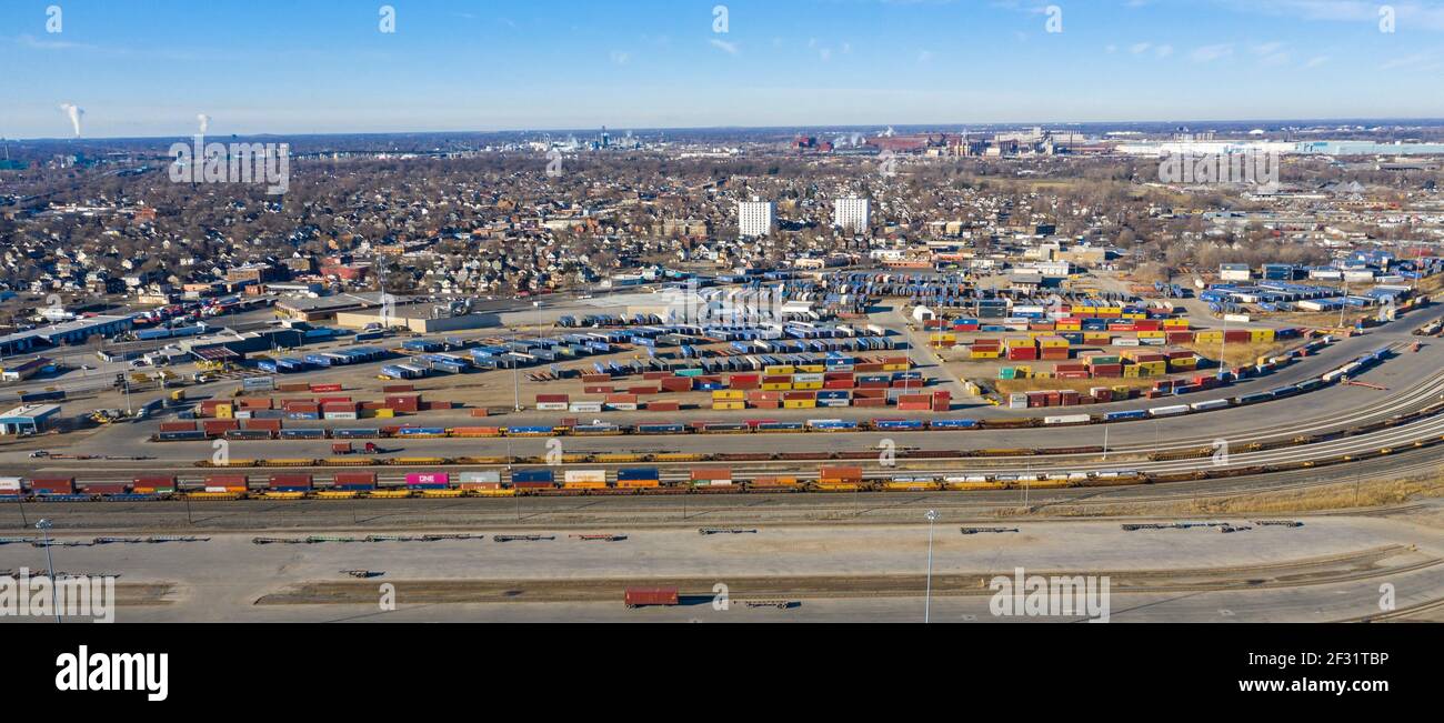 Detroit, Michigan - Container warten auf Transport zwischen Lkw und Zügen am CSX Intermodal Terminal. Stockfoto