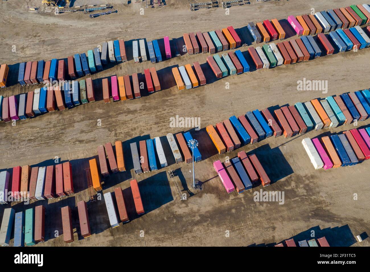 Detroit, Michigan - Container warten auf Transport zwischen LKW und Zügen in einem Norfolk Southern Intermodal Terminal. Stockfoto