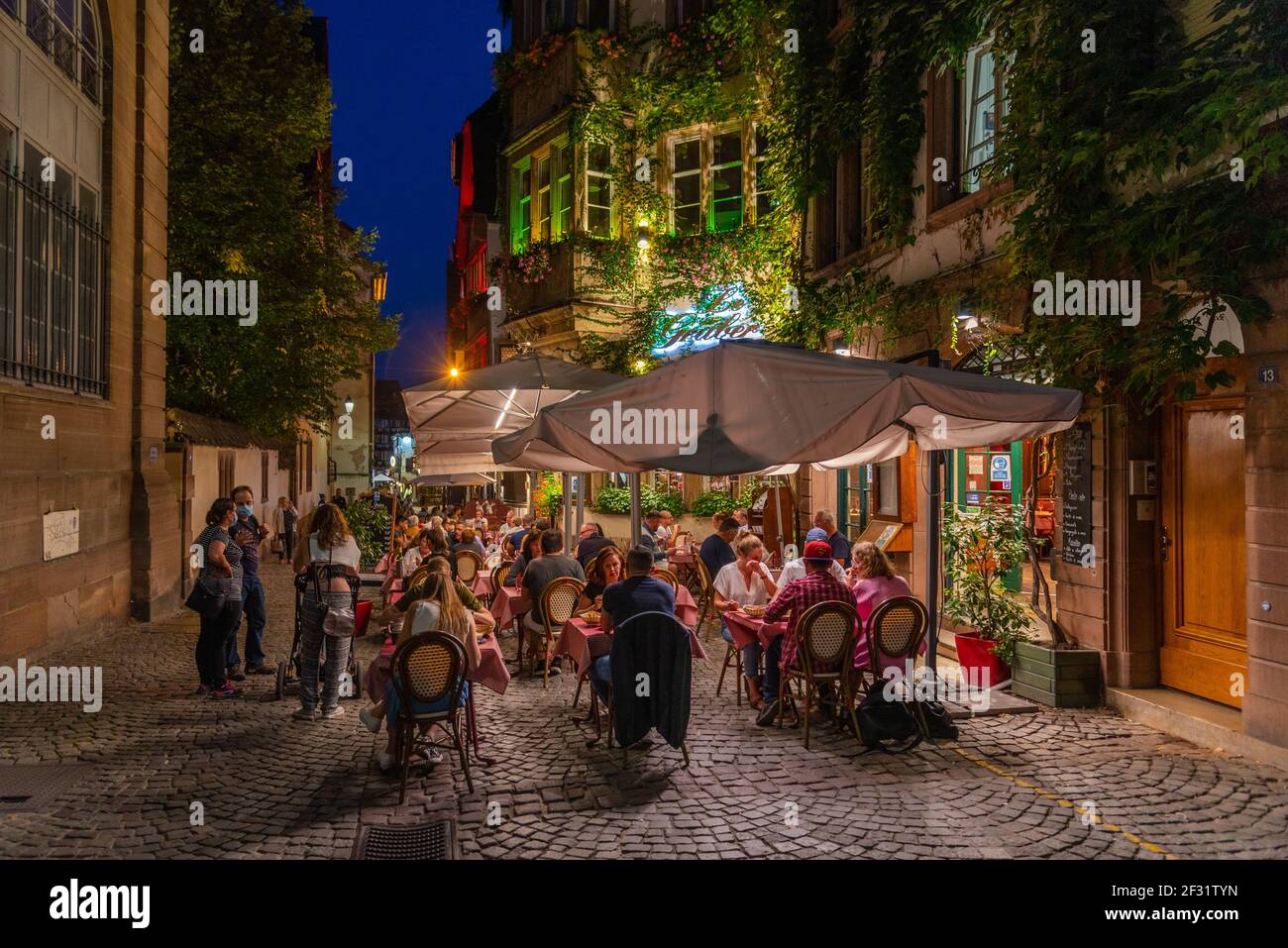 Straßburg, Frankreich, 20. September 2020: Nachtansicht von Restaurants auf einer Straße in der Altstadt von Straßburg, Frankreich Stockfoto
