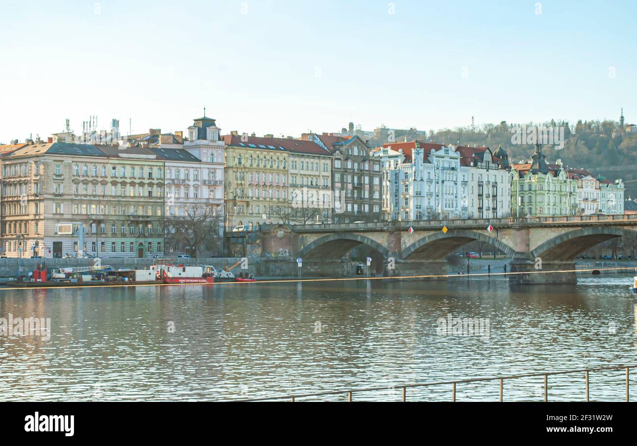 Prag, Tschechische Republik, 22. März 2019: Gebäude der Stadtarchitektur am Ufer der Moldau, Prag, Tschechische Republik im Frühling Strahlen der Stockfoto