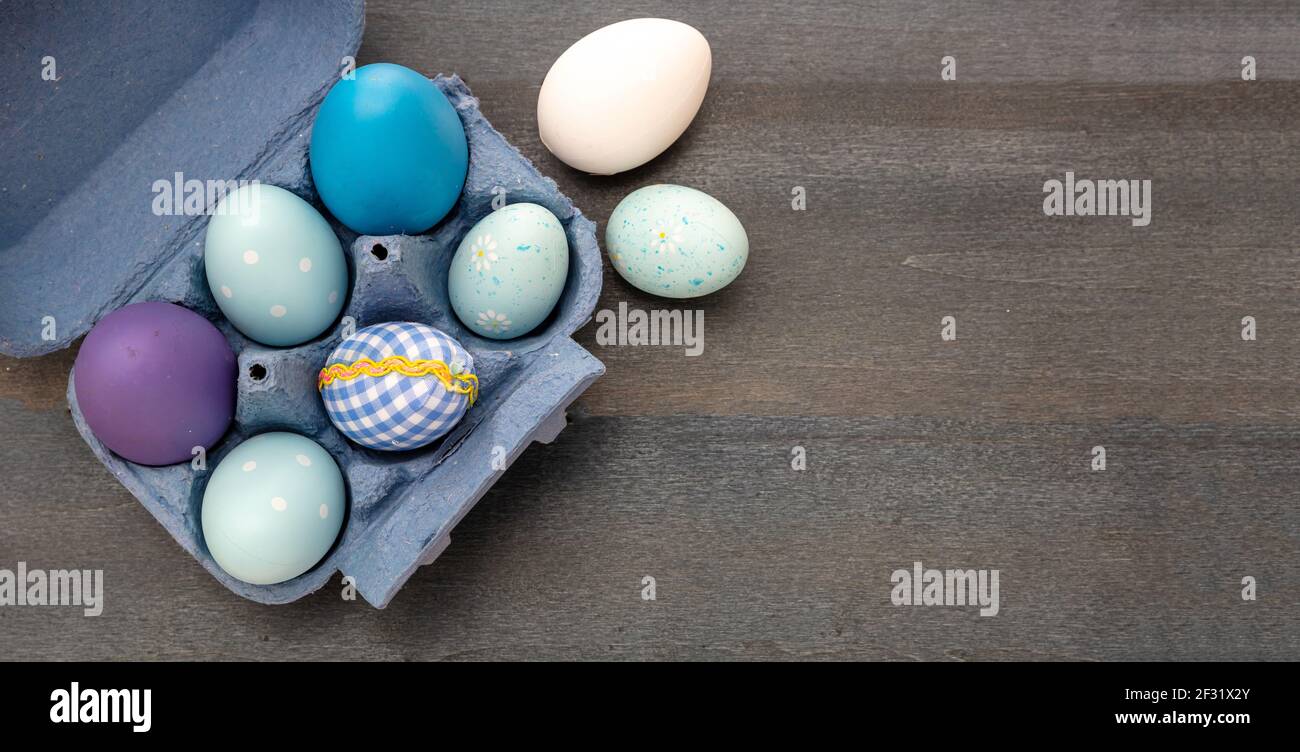 Frohe Ostern Grußkarte Vorlage. Easter Eggs Kollektion blau pastellfarben auf Holz blau Hintergrund, Draufsicht. Christlicher Religionsfeiertag Stockfoto