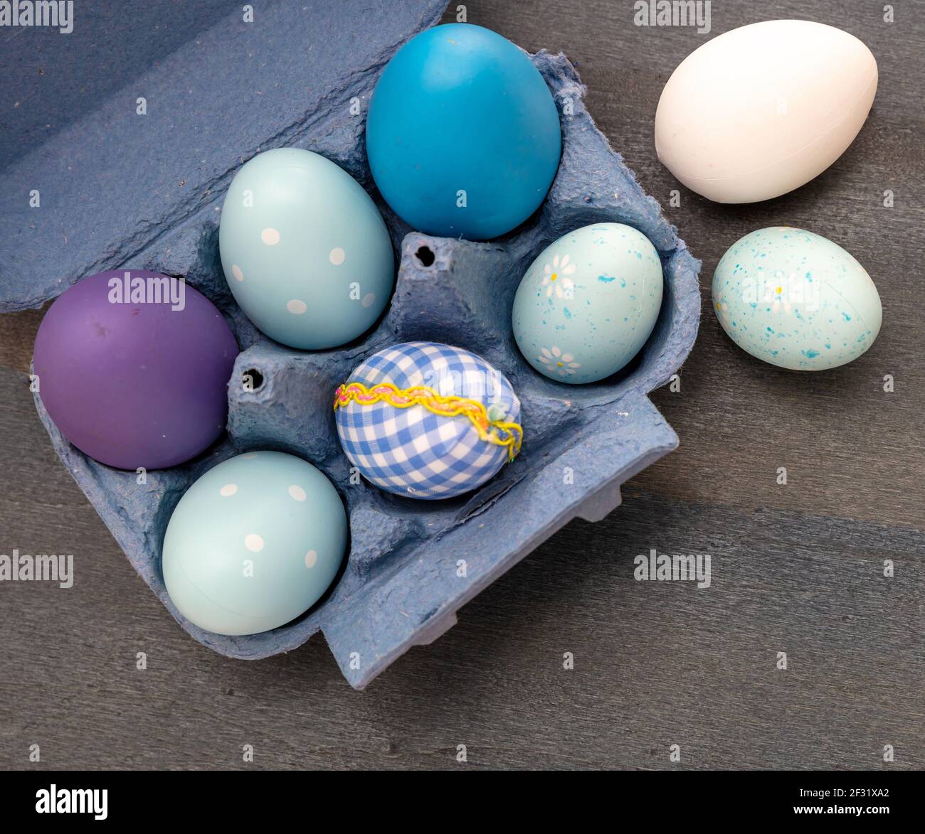Frohe Ostern Grußkarte Vorlage. Easter Eggs Kollektion blau pastellfarben auf Holz blau Hintergrund, Draufsicht. Christlicher Religionsfeiertag Stockfoto