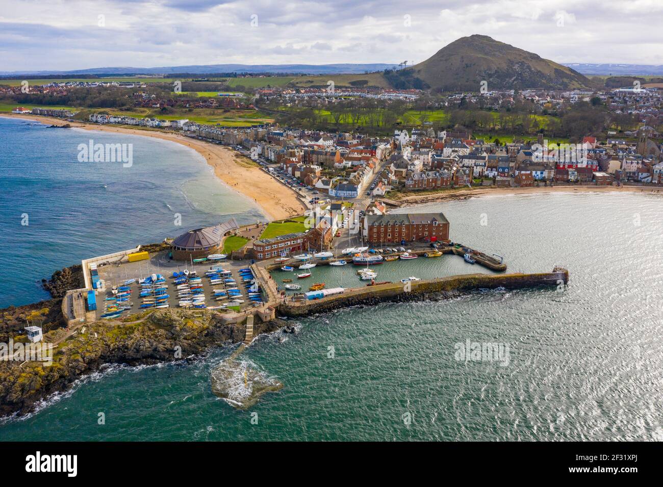 Luftaufnahme des Hafens und der Stadt North Berwick in East Lothian, Schottland, Großbritannien Stockfoto
