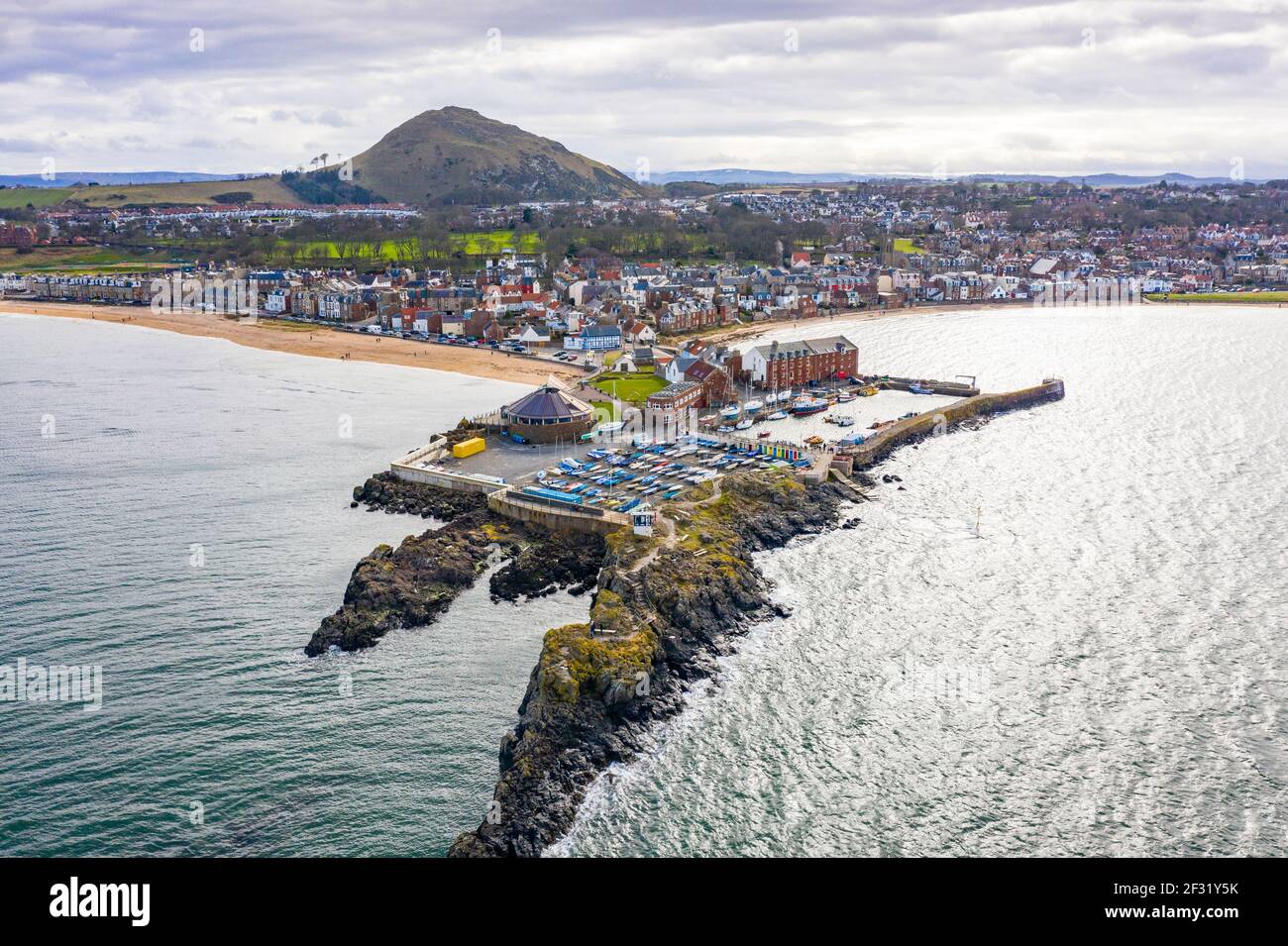 Luftaufnahme des Hafens und der Stadt North Berwick in East Lothian, Schottland, Großbritannien Stockfoto