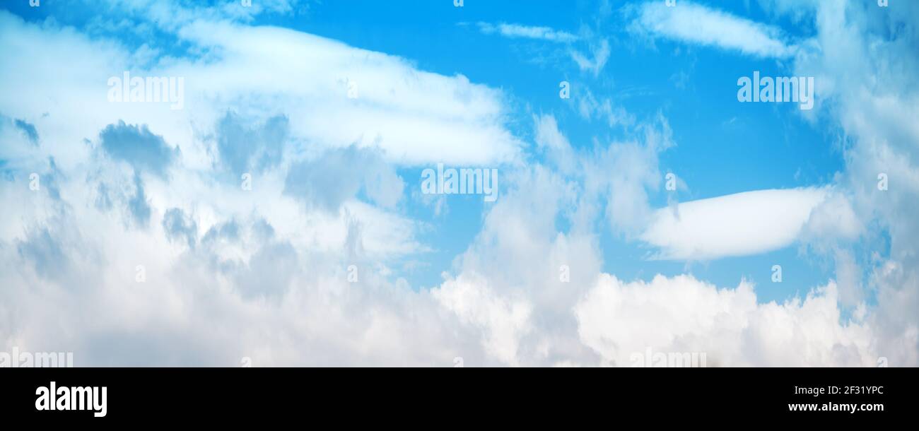 Blauer Himmel mit verschiedenen Arten von Wolken am Tag. Panorama Foto Hintergrund Stockfoto