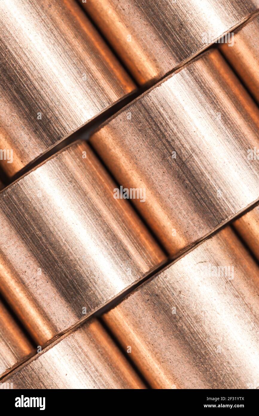 Struktur aus Kupferlegierung. Hülse Bronze Lager Makro-Foto mit selektivem Fokus, vertikal industriellen Hintergrund Stockfoto