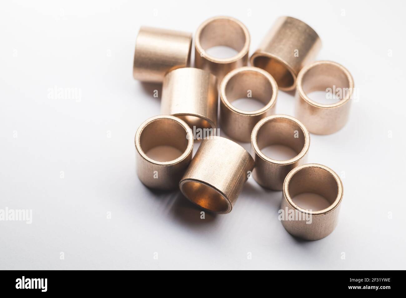 Gruppe der Hülse Bronze Lager ist auf einem weißen Hintergrund, Nahaufnahme Studio-Foto mit selektivem Fokus Stockfoto