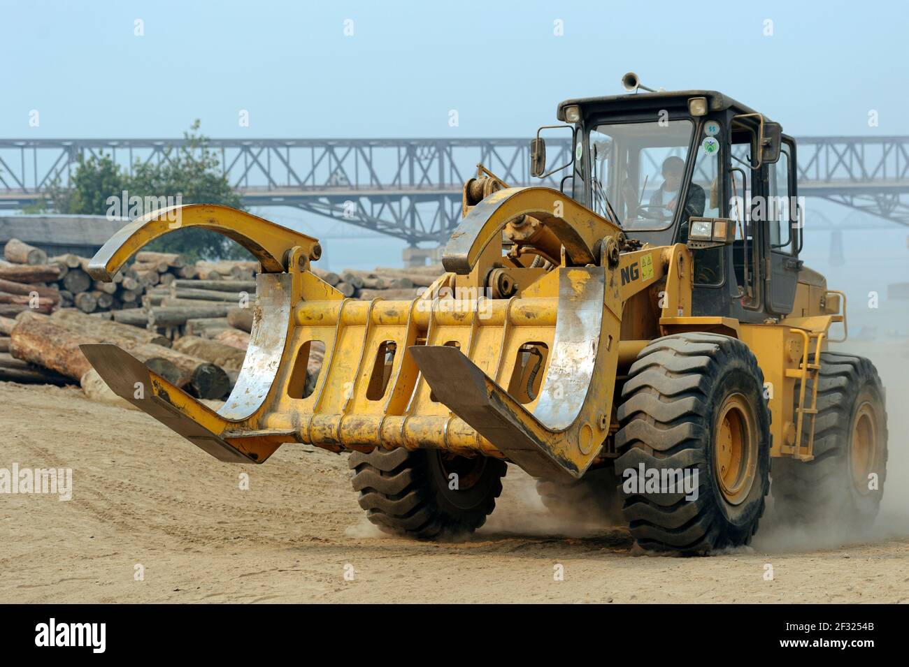 Frontlader lädt Teakholz auf Lastwagen in Mandalay, Myanmar Burma Stockfoto