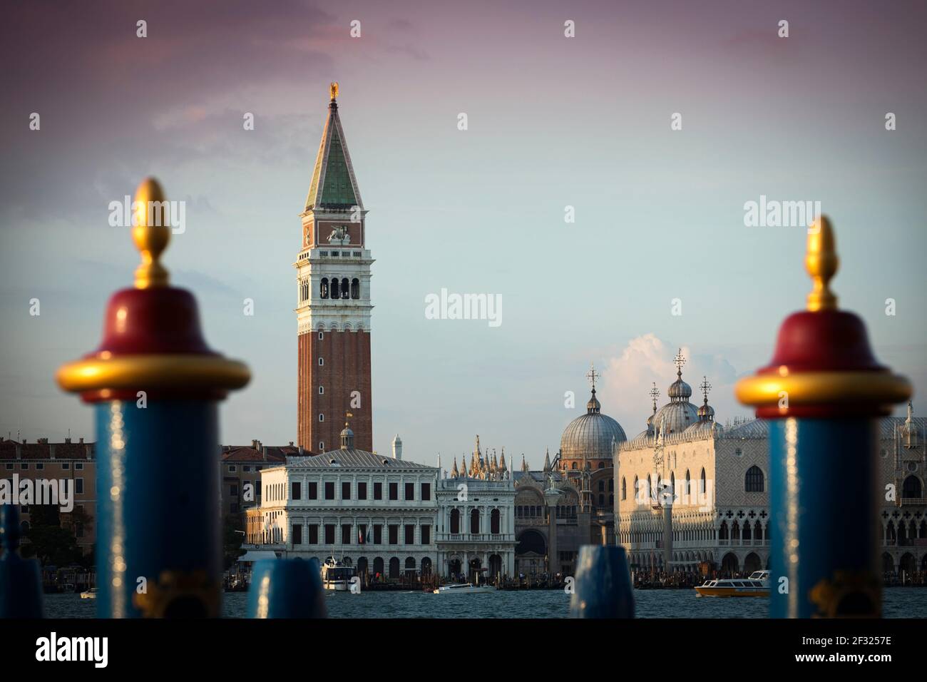 Italien, Venedig, BLICK auf Venedig mit dem Dogenpalast und dem Campanile vom Wasser aus. Stockfoto