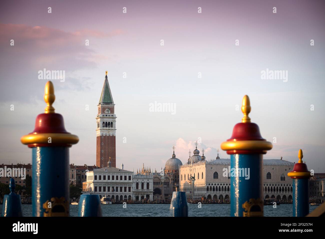 Italien, Venedig, BLICK auf Venedig mit dem Dogenpalast und dem Campanile vom Wasser aus. Stockfoto