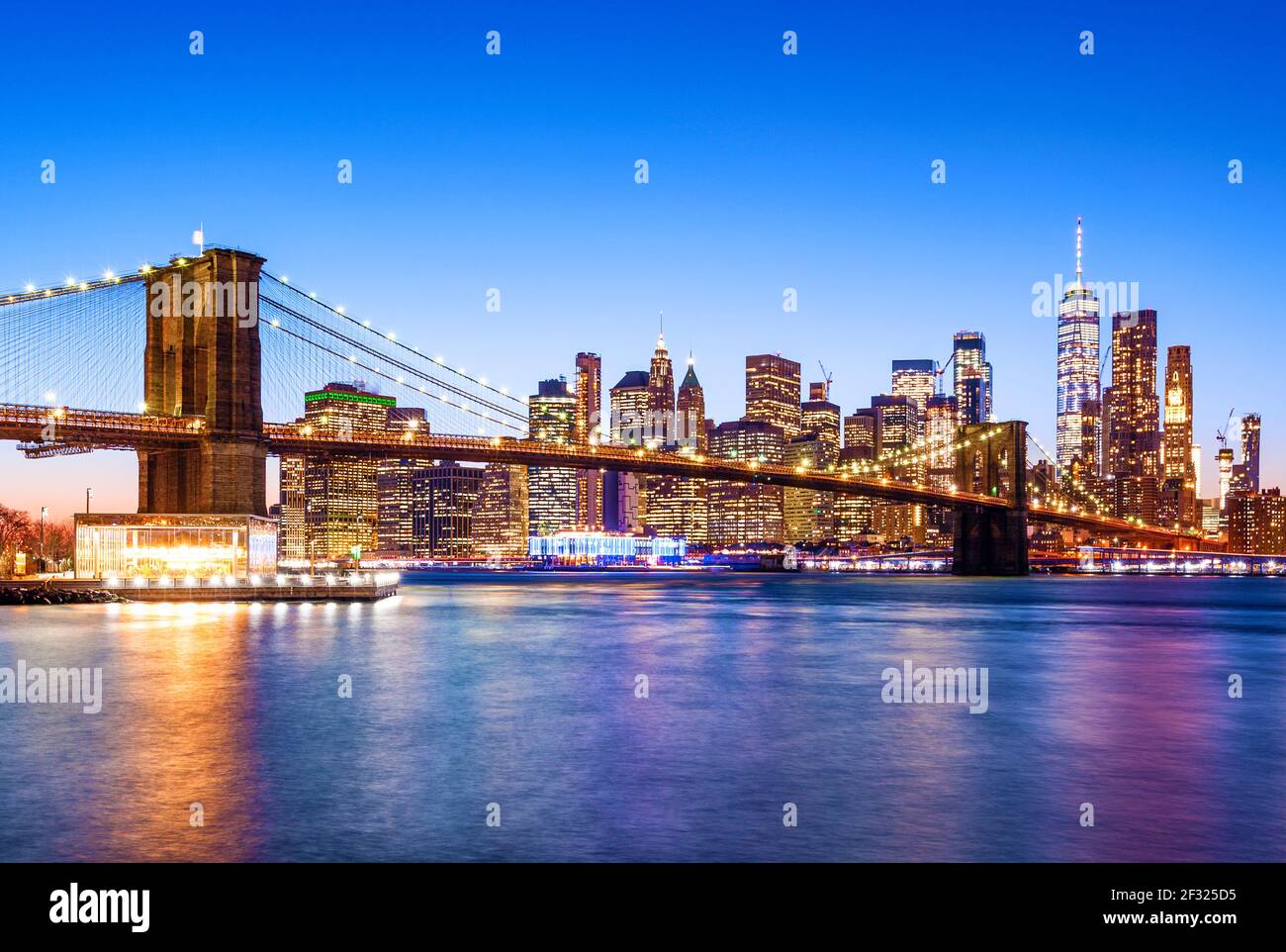 New York Skyline, Lower Manhattan Financial District, East River, Brooklyn Bridge und One WTC, Freedom Tower, New York City. Stockfoto