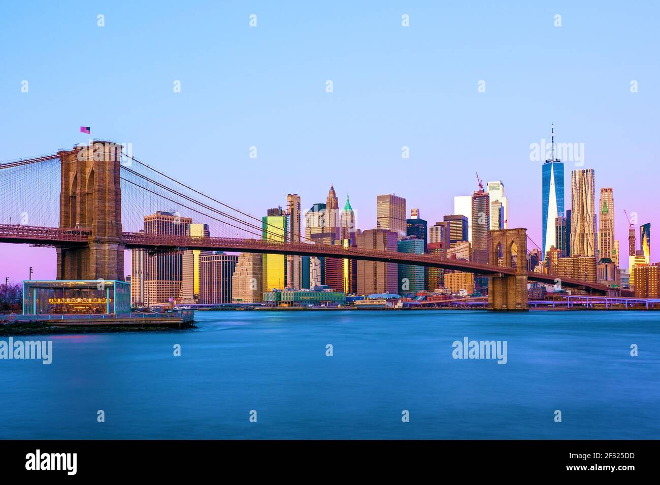 New Yorker Skyline mit der Brooklyn Bridge, dem East River und dem Finanzdistrikt von Manhattan, One World Trade Center oder Freedom Tower, New York City. Stockfoto