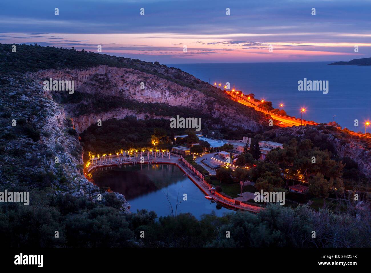 Nach Sonnenuntergang Stunde am Vouliagmeni See, ein beliebter Ferienort in Athen Riviera, in Attica Region, Athen, Griechenland, Europa. Stockfoto