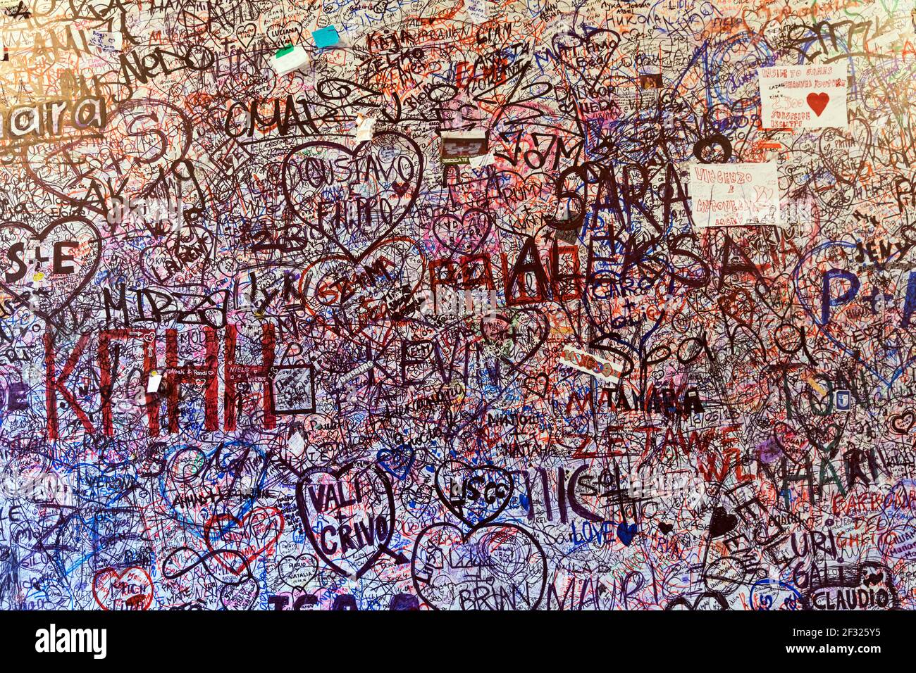 Italien, Verona, Casa di Giulietta, eine Wand aus Graffiti, die Liebe bekennt Stockfoto