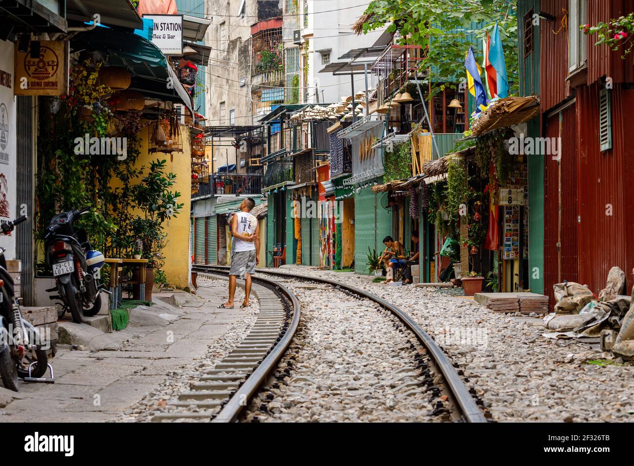 Die Eisenbahn der Bahnstraße zwischen den Häusern von Hanoi in Vietnam Stockfoto