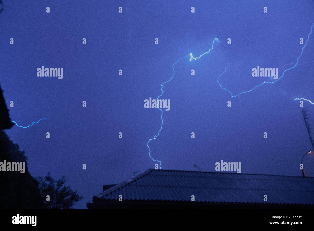 Blitz über der Stadt, Stadthafen bei Nacht, Gerechtigkeitstag, perfekter Sturm Stockfoto