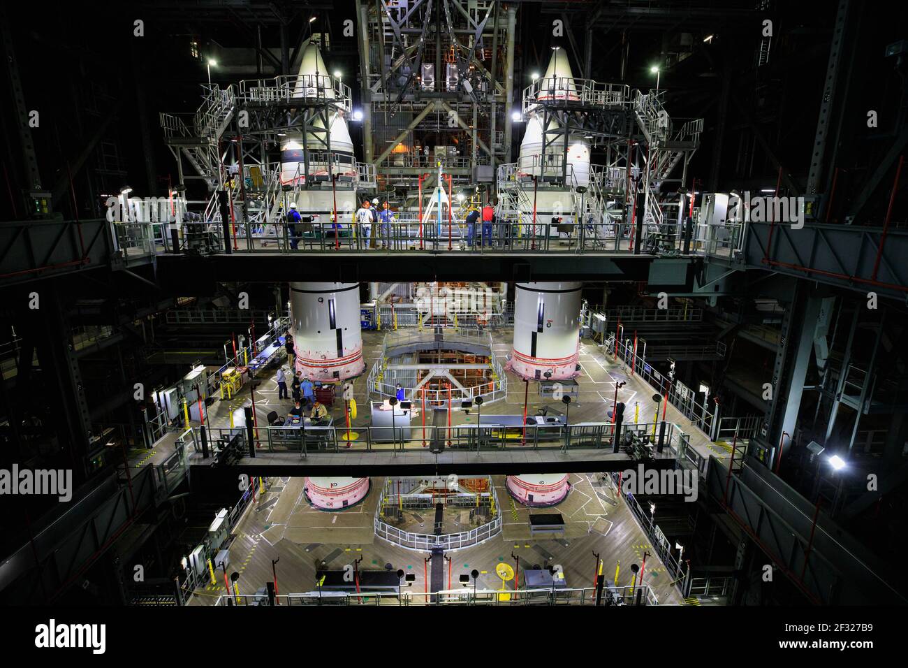 Stacking ist komplett für den Twin Space Launch System (SLS) solide Raketenverstärker für die Artemis I Mission der NASA. Über mehrere Wochen hinweg verwendeten Arbeiter einen von fünf massiven Kranen, um zehn Booster-Segmente und Nasenmontagen auf der mobilen Trägerrakete im Vehicle Assembly Building (VAB) im Kennedy Space Center der NASA in Florida zu platzieren. Ingenieure von Exploration Ground Systems platzierten das erste Segment am 21. November 2020 und setzten den Prozess bis zur endgültigen Montage der Nase am 2. März 2021 fort. Wenn die SLS-Kernphase bei Kennedy eintrifft, transportieren die Techniker sie zum VAB und dann s Stockfoto