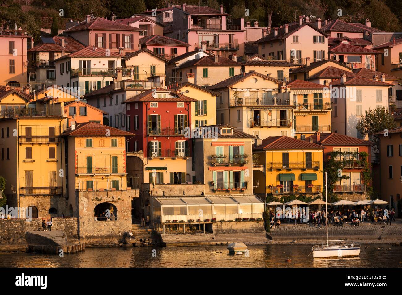 Italien, Varenna, Comer See, die Stadt Varenna vom See aus gesehen Stockfoto