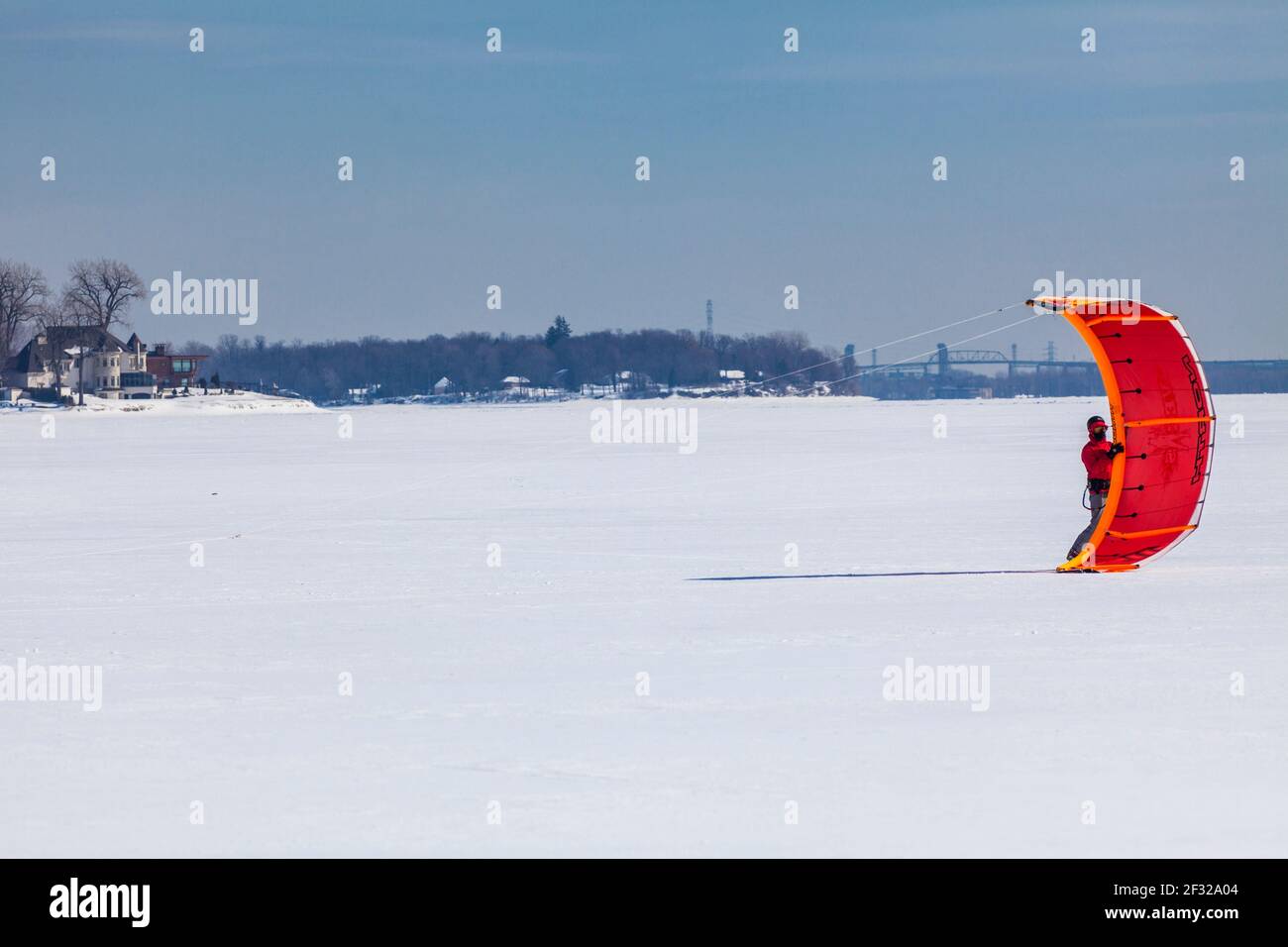 Person, die sich für Kiteskifahren auf Lake St. Louis, Winter Frozen Lake, Dorval, QC Stockfoto