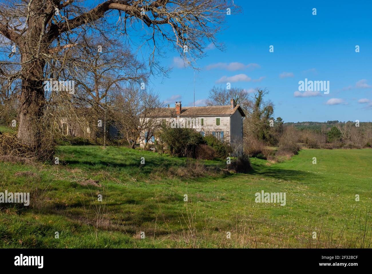 Typisches Haus des Südwestens von Frankreich, das im sonnigen Winter genommen wird Nachmittag Stockfoto