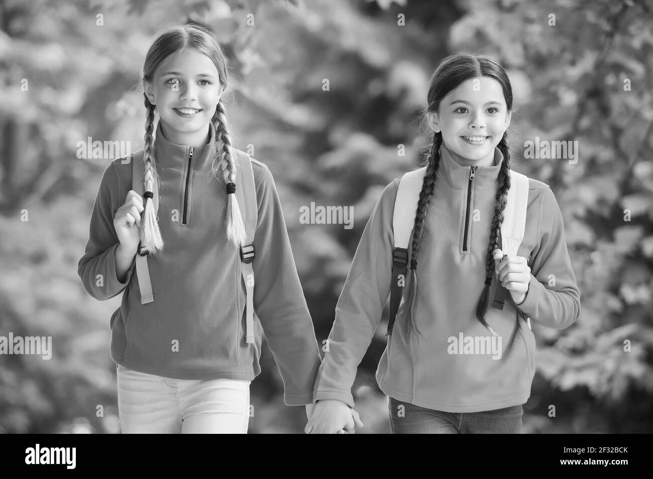Mädchen Rucksacktouristen Freunde Fleece Kleidung Rucksäcke Wald Hintergrund, Familie Wanderung Konzept Stockfoto
