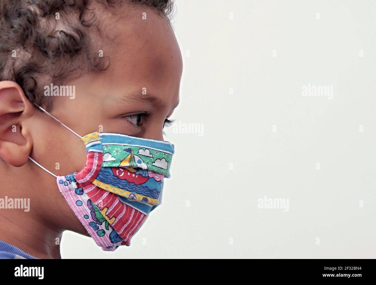 Junge mit Gesichtsmasken schützt sich vor Coronavirus auf weißem Hintergrund Stock Foto Stockfoto