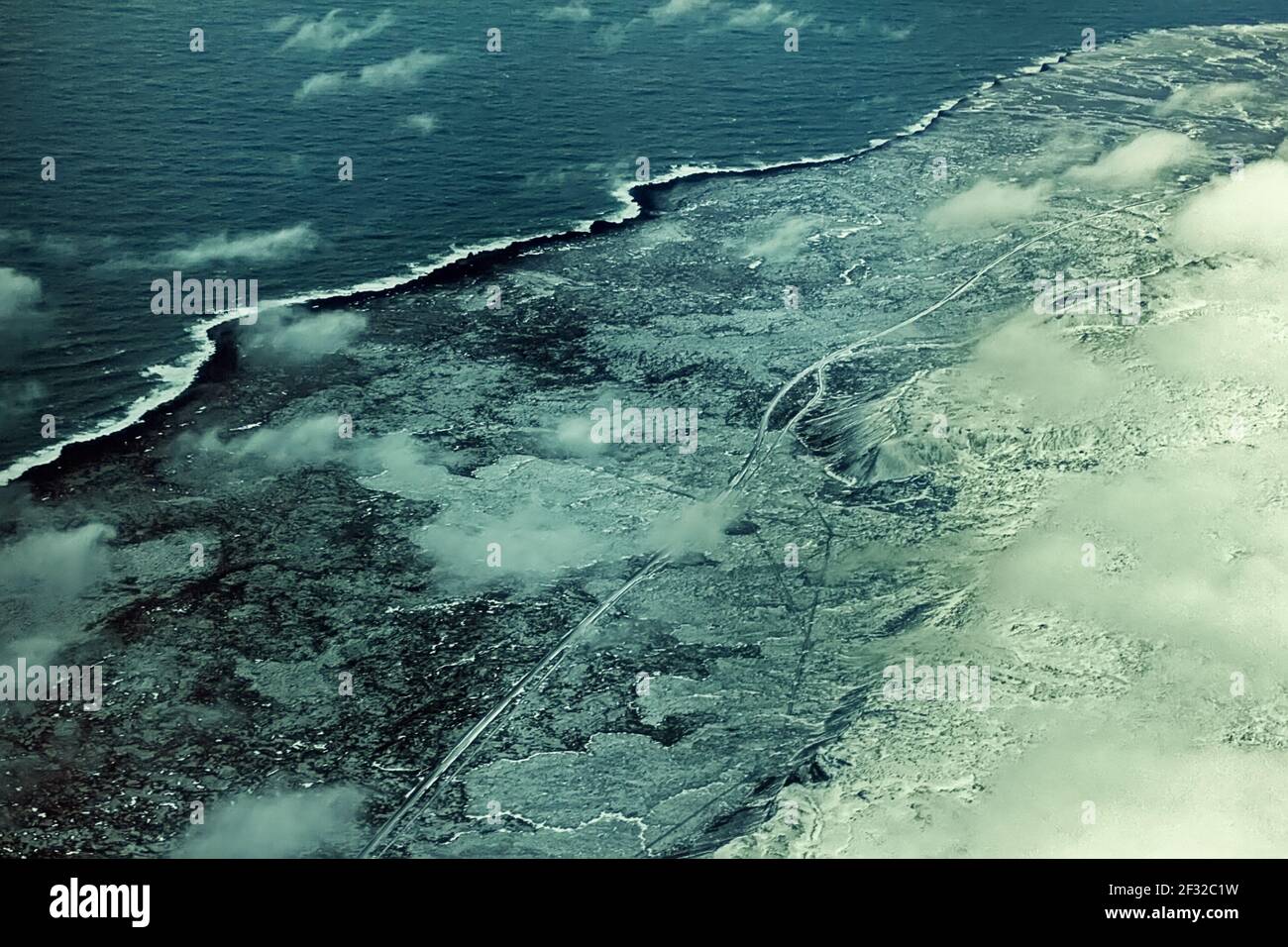 Echter Blick auf die schneebedeckte Küste Islands von der Hochebene Stockfoto