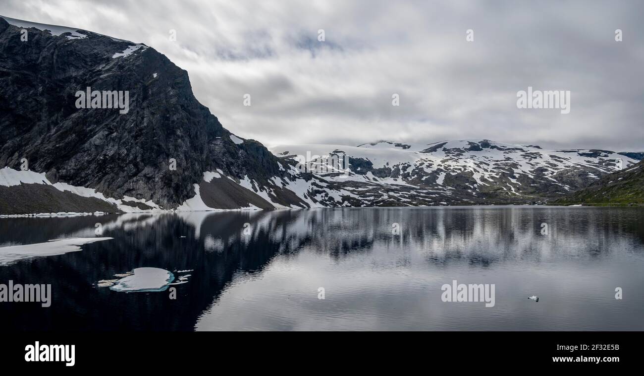 Schnee und Eis schwimmend auf See Djupvatnet, More Og Romsdal, Norwegen Stockfoto