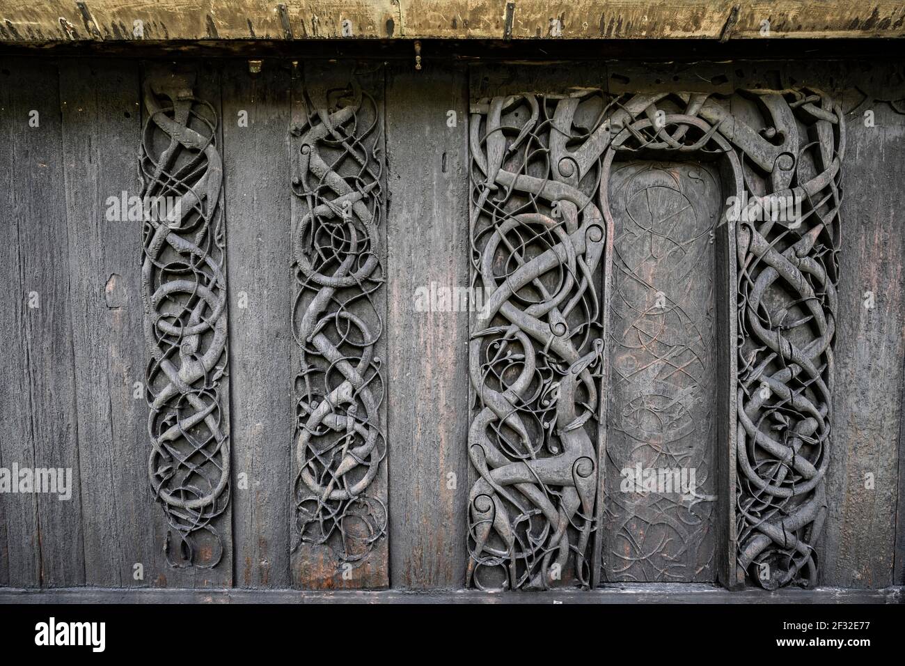 Kunstvoll geschnitzte Nordportal, keltische Kunst mit Traditionen der Wikinger, Urnes Stabkirche, romanische Kirche aus ca. 1130, Vestland, Norwegen Stockfoto