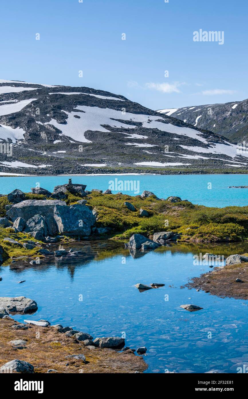 Türkisfarbener See und Berge, Norwegische Landschaftsroute, Gamle Strynefjellsvegen, zwischen Grotli und Videsaeter, Norwegen Stockfoto