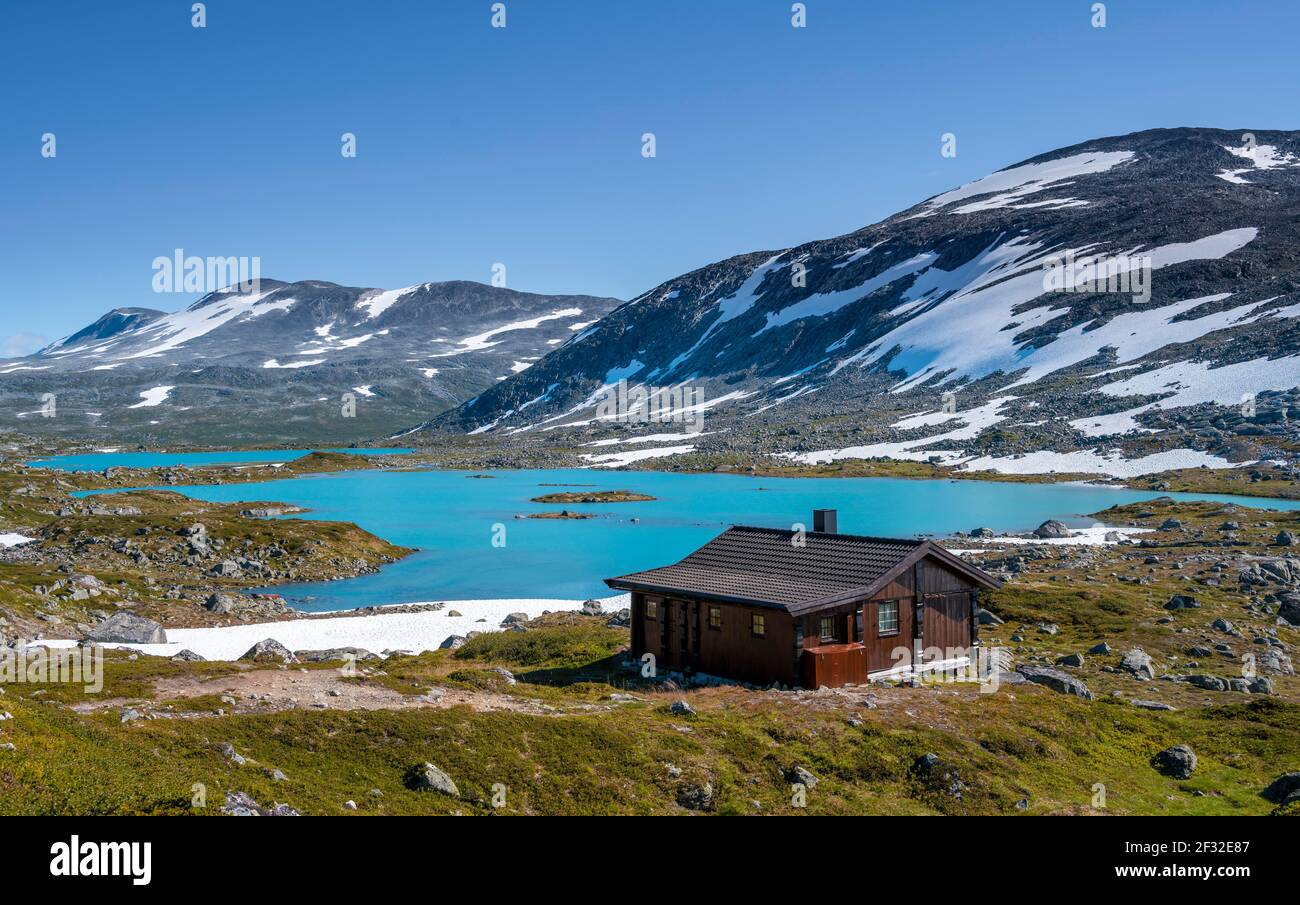 Türkisfarbener See und Berge, Hütte auf der Norwegischen Landschaftsroute, Gamle Strynefjellsvegen, zwischen Grotli und Videsaeter, Norwegen Stockfoto