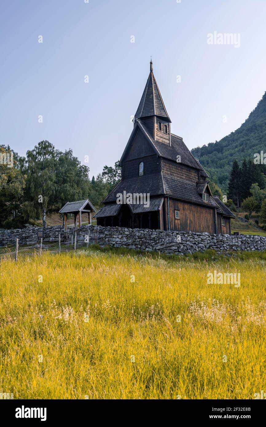 Urnes Stabkirche und Friedhof, UNESCO-Weltkulturerbe, romanische Kirche von ca. 1130, Vestland, Norwegen Stockfoto