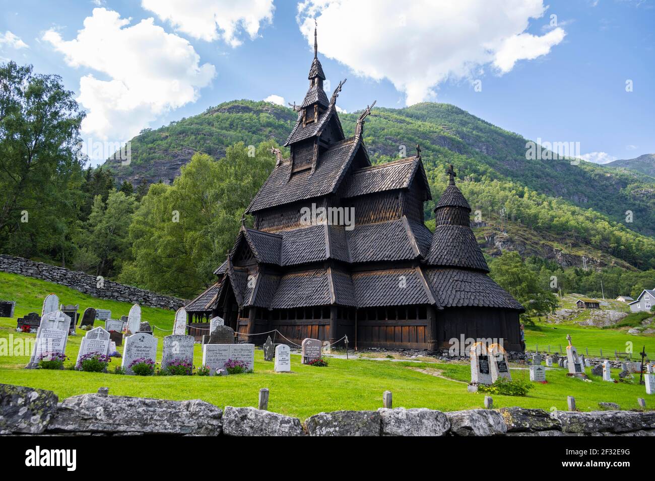 Stabkirche Borgund und Friedhof, romanische Kirche aus c. 1180, Vestland, Norwegen Stockfoto