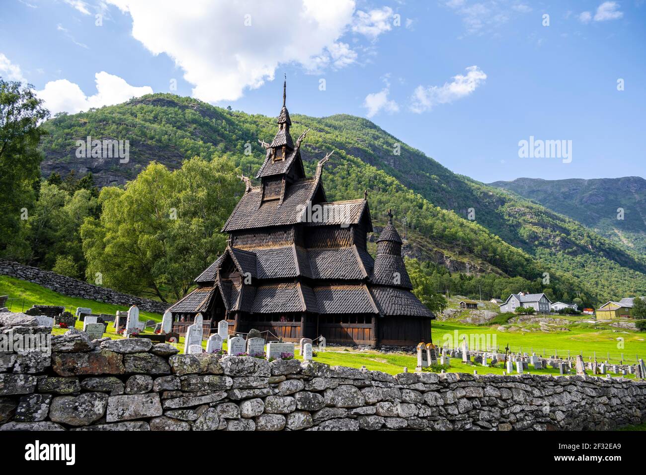 Stabkirche Borgund und Friedhof, romanische Kirche aus c. 1180, Vestland, Norwegen Stockfoto