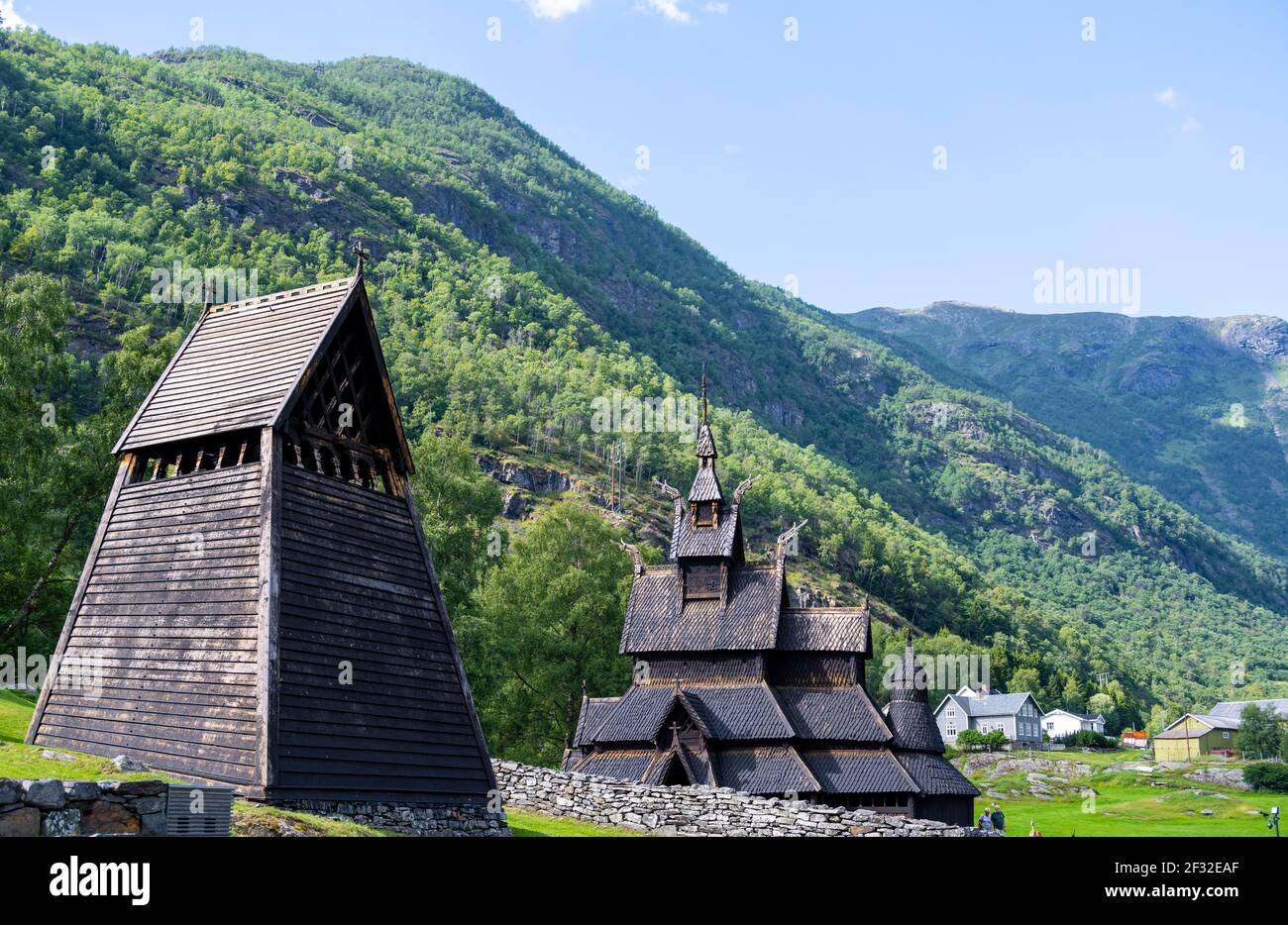 Stabkirche Borgund und Glockenturm, romanische Kirche von ca. 1180, Vestland, Norwegen Stockfoto
